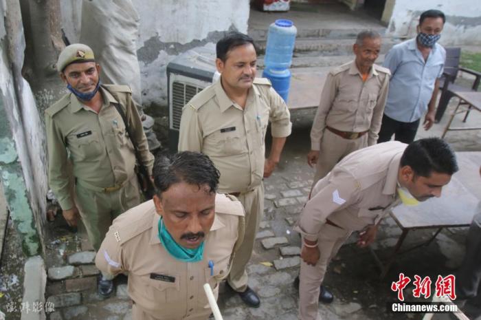 当地时间2021年6月3日，印度北方邦加济阿巴德，印度警察吸入草药蒸汽，作为预防新冠肺炎的措施。 图片来源：ICphoto
