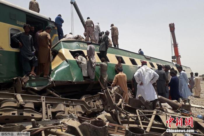 当地时间6月7日，巴基斯坦南部信德省发生两列火车相撞事故，造成重大伤亡，目前死亡人数已升至36人。铁路官员称，一辆米拉特特快列车(The Millat Express)发生出轨后不久，一辆赛义德爵士特快列车(the Sir Syed Express)与之相撞。目击者称，事故发生时，大多数乘客都在睡觉。图为列车相撞事故救援现场。