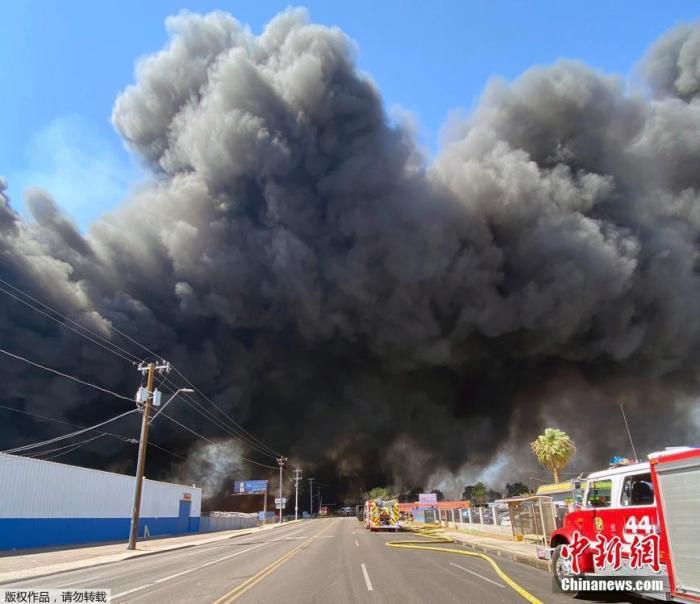 当地时间6月6日，美国亚利桑那州凤凰城内燃起大火，大火席卷多个回收站，多家企业受损，还有一名消防员受伤。图为火灾现场浓烟升腾遮天蔽日。