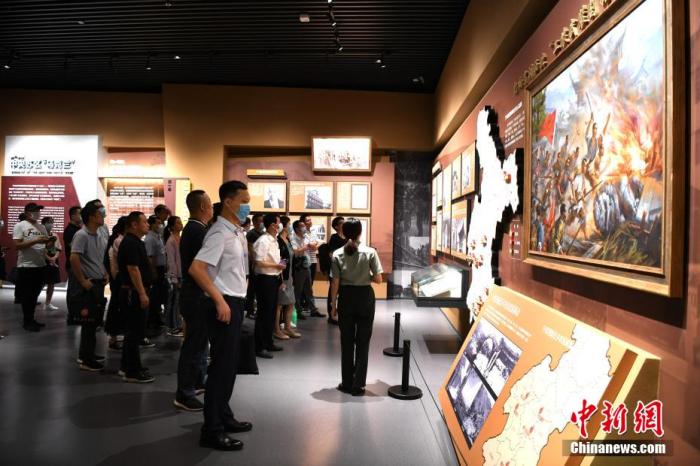 资料图:游客观看革命历史展览。王东明 摄 资料图:游客观看革命历史展览。王东明 摄