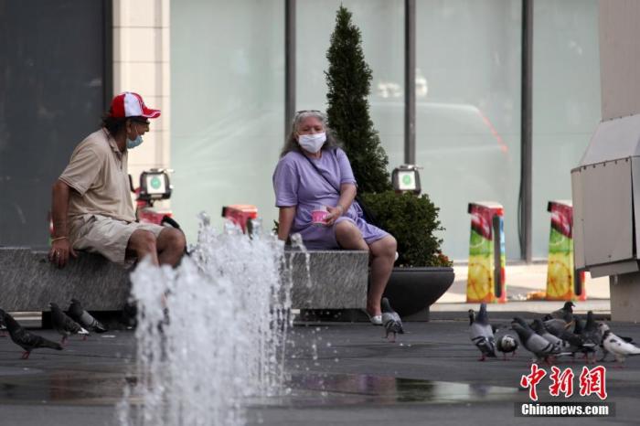 当地时间6月7日，两位老人在加拿大多伦多市中心一阴凉处休憩。多伦多正遭遇今年首波热浪袭击，气象部门已连续三天发出高温警告。 <a target='_blank' href='http://www.chinanews.com/'>中新社</a>记者 余瑞冬 摄