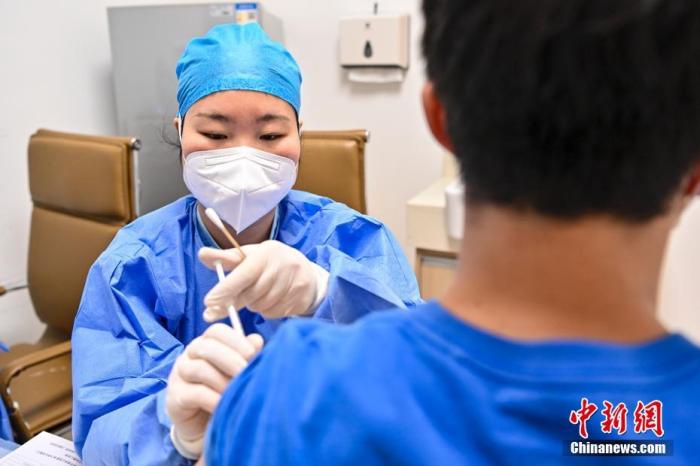 6月9日，广东省广州市祈福医院新冠疫苗接种点，工作人员为市民接种疫苗。中新社记者 陈骥旻 摄