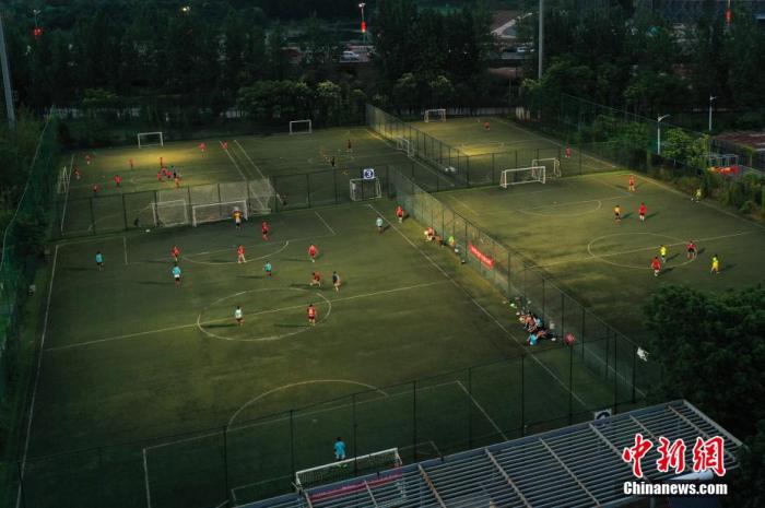 航拍南昌市国体足球公园，夜间足球场地的开放，成为市民夜间运动健身的好去处。刘占昆 摄