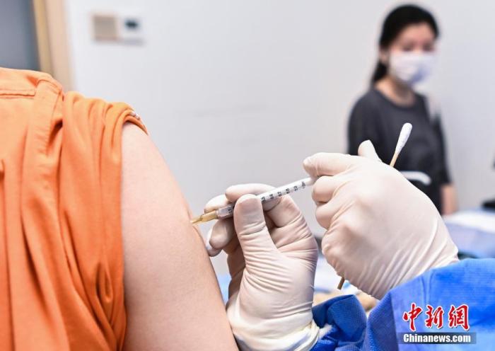 资料图：市民在接种疫苗。 <a target='_blank' href='http://www.chinanews.com/'>中新社</a>记者 陈骥旻 摄 