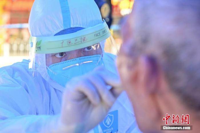 资料图：广州市，医护人员在荔湾区龙津华府临时核酸检测点为市民采样。 中新社记者 陈骥旻 摄 