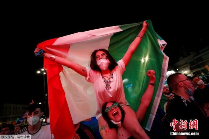 北京时间6月12日凌晨，意大利罗马，欧洲足球锦标赛揭幕战开赛，意大利3比0战胜土耳其，取得开门红。图为意大利球迷狂欢庆祝。