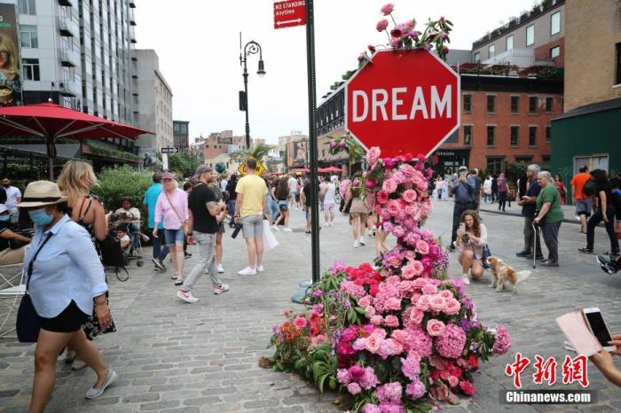 当地时间6月13日，美国纽约花卉节展期最后一日，位于曼哈顿切尔西的展区内游客熙来攘往，随着纽约逐渐恢复常态，花卉节受到众多市民的喜爱，市民前来现场感受五彩缤纷的街景。为期两日的花卉节，由上百位花艺师用上百万朵鲜花打造而成。 <a target='_blank' href='http://www.chinanews.com/'>中新社</a>记者 廖攀 摄