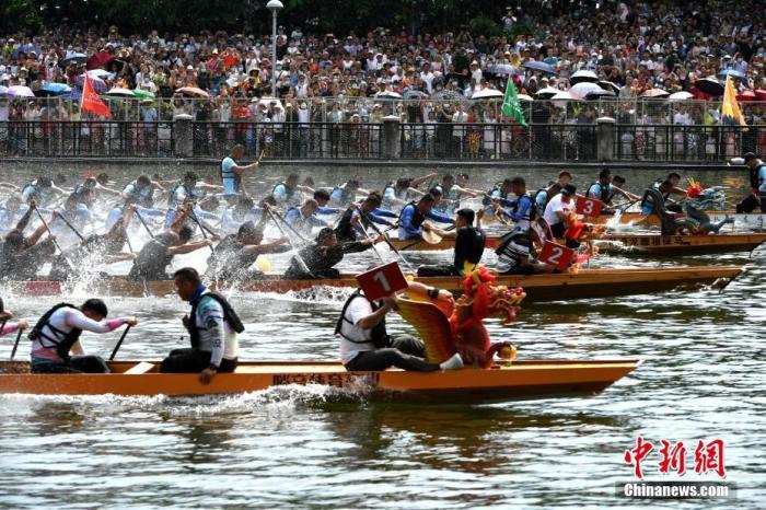 6月14日，2021年福州市传统龙舟邀请赛在福州海峡会展中心浦下河龙舟池举行。王东明 摄