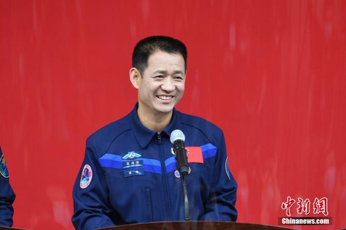 6月16日,执行神舟十二号载人飞行任务的3名航天员聂海胜、刘伯明、汤洪波16日在酒泉卫星发射中心问天阁与中外媒体记者集体见面。图为聂海胜。 汪江波 摄 6月16日,执行神舟十二号载人飞行任务的3名航天员聂海胜、刘伯明、汤洪波16日在酒泉卫星发射中心问天阁与中外媒体记者集体见面。图为聂海胜。 汪江波 摄
