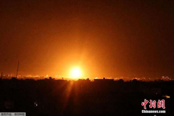 当地时间6月16日，以色列打破停火协议，再度对加沙发起空袭，炮弹在夜幕中爆炸。
