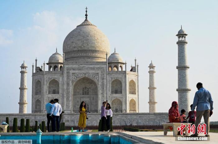 资料图：当地时间6月16日，印度北方邦阿格拉，随着当地新冠防疫限制措施逐步放宽，著名旅游景点泰姬陵时隔两个月重新对外开放。图为游客在泰姬陵内游览。