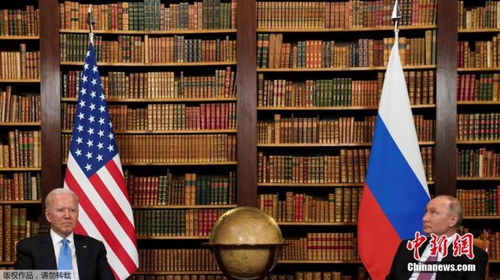 当地时间6月16日，俄罗斯总统普京和美国总统拜登在瑞士日内瓦一处名叫拉格兰奇的别墅会晤。据报道，在长达3个半小时的会谈中，二人广泛谈及了包括战略稳定、地区稳定和网络安全在内的诸多问题。图为俄罗斯总统普京和美国总统拜登在别墅内进行会谈。