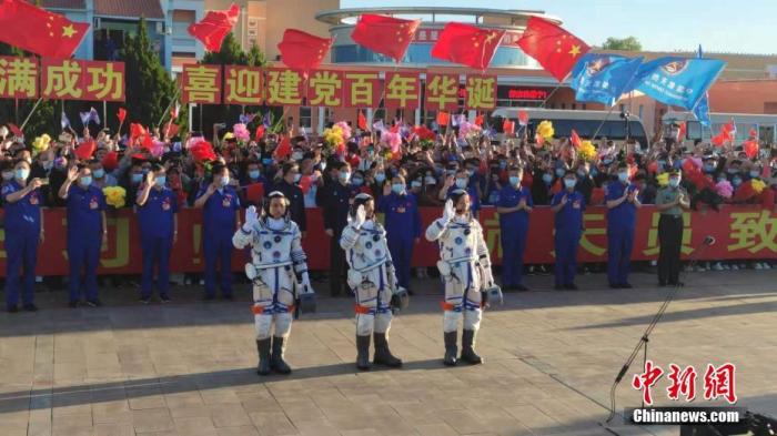 北京时间2021年6月17日清晨,神舟十二号载人飞行任务航天员乘组出征仪式,在酒泉卫星发射中心问天阁广场举行。6时32分,中国载人航天工程总指挥、空间站阶段飞行任务总指挥部总指挥长李尚福下达命令,聂海胜、刘伯明、汤洪波3名航天员领命出征,即将开启为期3个月的飞行任务,并将成为中国载人航天进入空间站阶段后的首批太空访客。图为神舟十二号载人飞行任务航天员乘组出征仪式现场。郭超凯 摄 北京时间2021年6月17日清晨,神舟十二号载人飞行任务航天员乘组出征仪式,在酒泉卫星发射中心问天阁广场举行。6时32分,中国载人航天工程总指挥、空间站阶段飞行任务总指挥部总指挥长李尚福下达命令,聂海胜、刘伯明、汤洪波3名航天员领命出征,即将开启为期3个月的飞行任务,并将成为中国载人航天进入空间站阶段后的首批太空访客。图为神舟十二号载人飞行任务航天员乘组出征仪式现场。郭超凯 摄