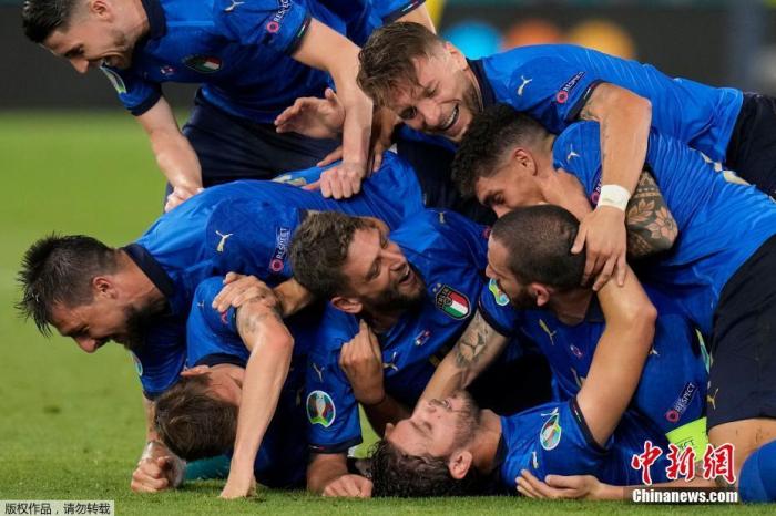 北京时间6月17日，欧洲杯小组赛A组第二轮，意大利3:0大胜瑞士。在接连击败土耳其与瑞士后，意大利队成为本届欧洲杯首支确定从小组中出线的球队。