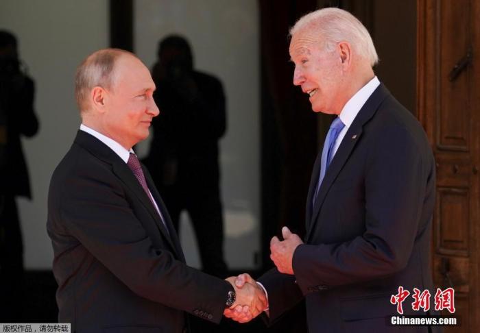 资料图：俄罗斯总统普京和美国总统拜登在会谈前握手。