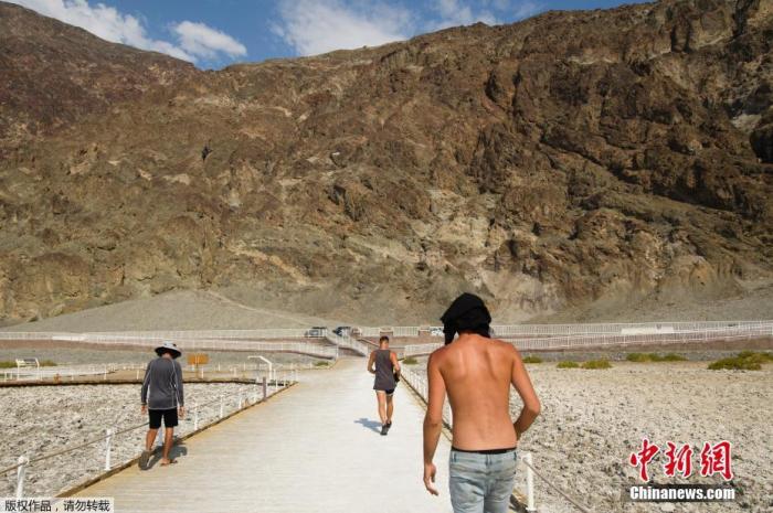 当地时间6月17日，美国加利福尼亚州死亡谷国家公园迎来54摄氏度的高温天气。图为游客冒高温进入死亡谷。