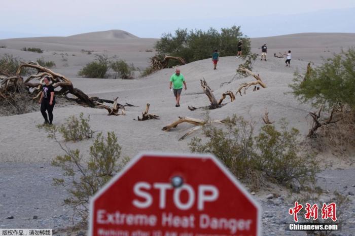 当地时间6月17日，美国加利福尼亚州死亡谷国家公园迎来54摄氏度的高温天气。图为游客进入死亡谷参观游览。