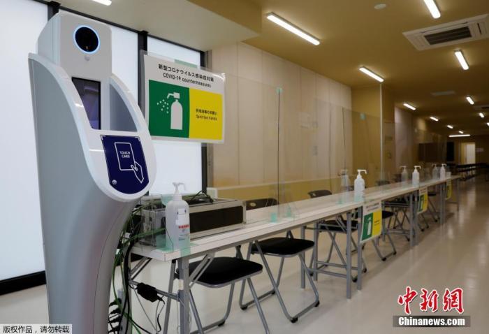 当地时间6月20日，距东京奥运会开幕还有33天时，奥运村首次对媒体开放。图为兴奋剂检查站内配有检测体温仪器和洗手液。