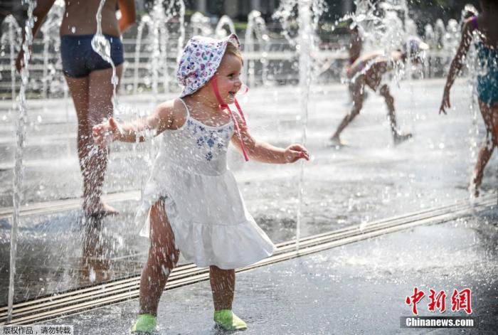 当地时间2021年6月24日，俄罗斯首都莫斯科，民众在室外消暑享清凉。据俄罗斯气象部门消息，俄首都莫斯科近期连续多日高温，最高气温追平当地120年前同期最高纪录。