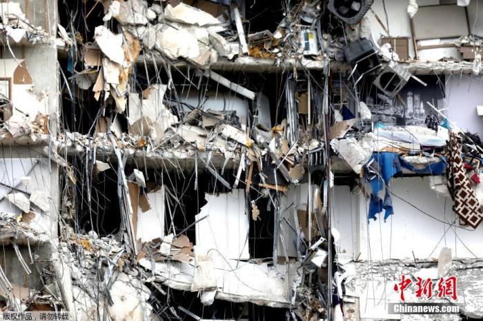 当地时间6月24日凌晨，美国佛罗里达州迈阿密-戴德县一座高层公寓突然发生局部坍塌，已造成至少1人死亡、11人受伤，仍有99人下落不明。目前坍塌原因未知，有专家称该公寓约20年前出现下沉迹象。