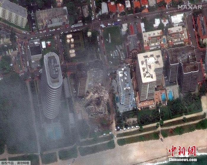 图为2021年6月25日迈阿密-戴德县高层公寓倒塌后的卫星图片。