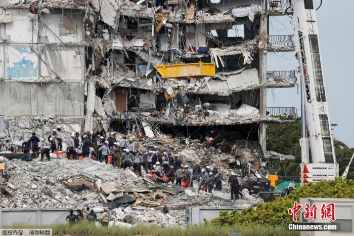 图为迈阿密公寓楼坍塌现场， 搜救仍在进行。