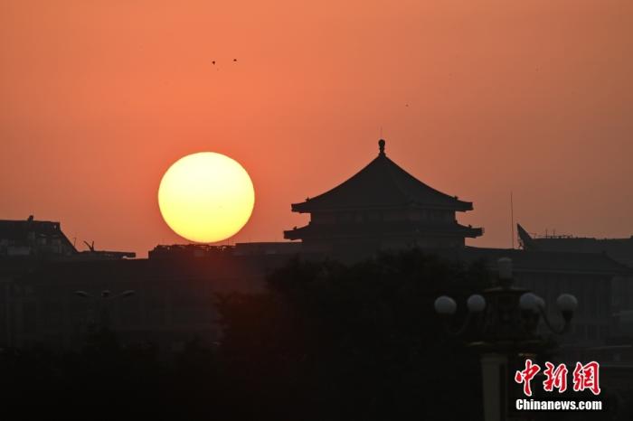 7月1日，庆祝中国共产党成立100周年大会在北京天安门广场隆重举行。图为北京日出。中新社记者 侯宇 摄