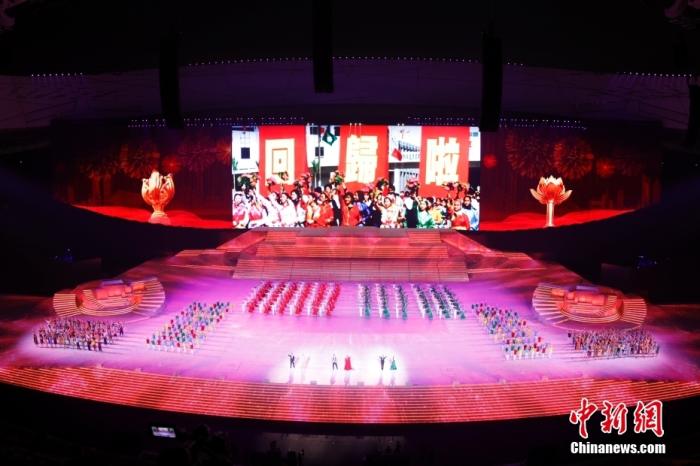 6月28日晚，庆祝中国共产党成立100周年文艺演出《伟大征程》在国家体育场盛大举行。图为情景合唱与舞蹈《回归时刻》。 <a target='_blank' href='http://www.chinanews.com/'>中新社</a>记者 韩海丹 摄