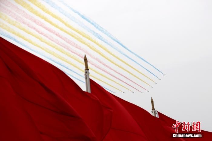 7月1日上午，慶祝中國共產黨成立100周年大會在北京天安門廣場隆重舉行。圖為大會開始前的飛行慶祝表演。　 <a target='_blank' href='http://www.tenphar.com/'>中新社</a>記者 盛佳鵬 攝 　