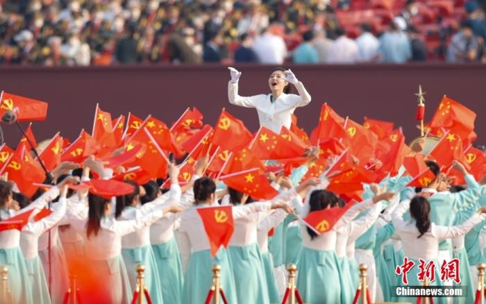 7月1日上午，庆祝中国共产党成立100周年大会在北京天安门广场隆重举行。图为合唱团在大会开始前演唱。 <a target='_blank' href='http://www.chinanews.com/'>中新社</a>记者 杜洋 摄 　