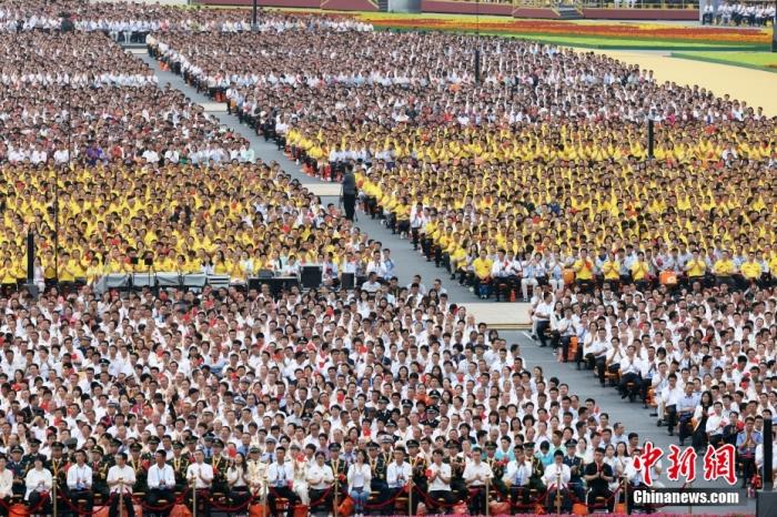 7月1日上午，庆祝中国共产党成立100周年大会在北京天安门广场隆重举行。图为庆祝大会现场。<a target='_blank' href='http://www.chinanews.com/'>中新社</a>记者 盛佳鹏 摄