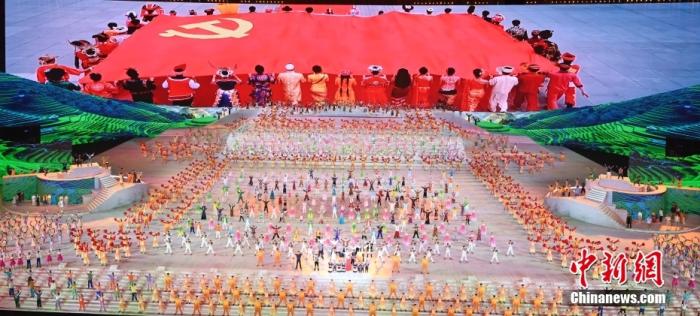 6月28日晚，庆祝中国共产党成立100周年文艺演出《伟大征程》在国家体育场盛大举行。图为戏剧与歌舞《东方奇迹》。 <a target='_blank' href='http://www.chinanews.com/'>中新社</a>记者 毛建军 摄