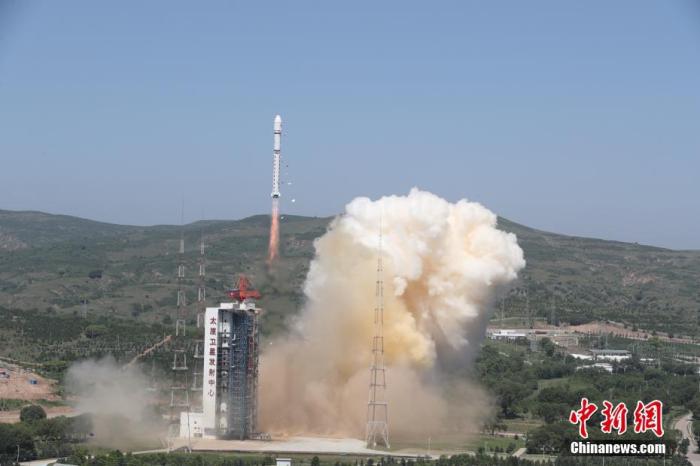 北京时间2021年7月3日10时51分，中国在太原卫星发射中心用长征二号丁运载火箭，成功将吉林一号宽幅01B卫星送入预定轨道，发射任务获得圆满成功。此次任务还搭载发射3颗吉林一号高分03D卫星和星时代-10卫星。郑斌 摄