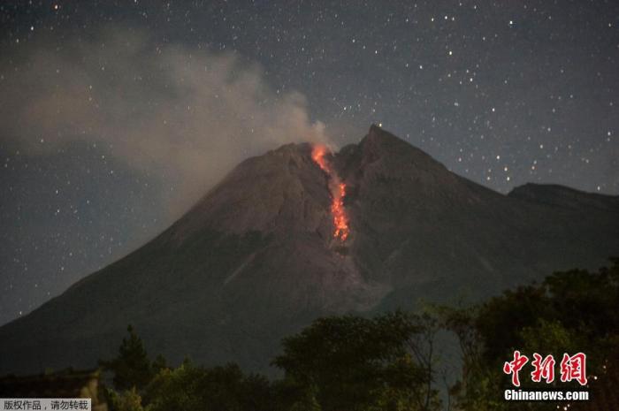 资料图：当地时间7月4日，印度尼西亚日惹，默拉皮火山喷发，火山灰冲向天际，岩浆顺山体流淌。