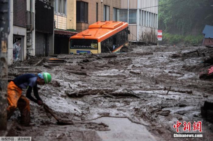 7月3日，日本靜岡縣熱海市，泥石流過后街頭一片狼藉，一輛巴士陷入淤泥中。