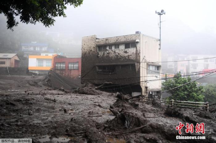 当地时间7月3日，日本静冈县热海市，一幢房屋的墙体被泥泞覆盖。