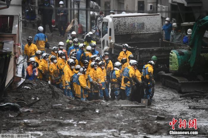 资料图：当地时间7月4日，日本静冈县热海市，大量救援队伍在热海市泥石流现场搜救。