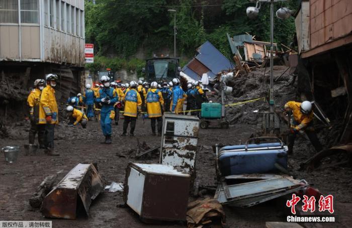 当地时间7月5日，日本静冈县热海市泥石流救援现场。据报道，截至当地时间5日下午，此次泥石流已导致4人死亡。热海市政府称，受害区域共有居民215人，其中135人已被确认安全，不过尚有80人的安全情况还未得到确认。