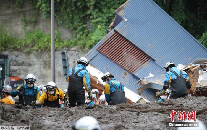 当地时间7月5日，日本静冈县热海市泥石流救援现场。据报道，截至当地时间5日下午，此次泥石流已导致4人死亡。热海市政府称，受害区域共有居民215人，其中135人已被确认安全，不过尚有80人的安全情况还未得到确认。