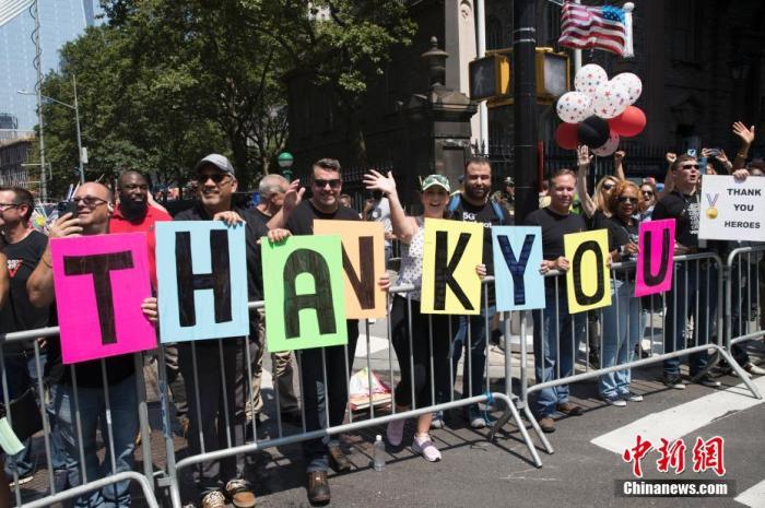 资料图：当地时间7月7日，纽约观看游行的民众向抗疫工作者打出“感谢”标语。当日，“纸带游行”在美国纽约曼哈顿举行，致敬抗疫工作者。 <a target='_blank' href='http://www.chinanews.com/'>中新社</a>记者 廖攀 摄