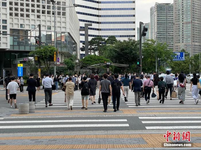 资料图：韩国民众走在街上。