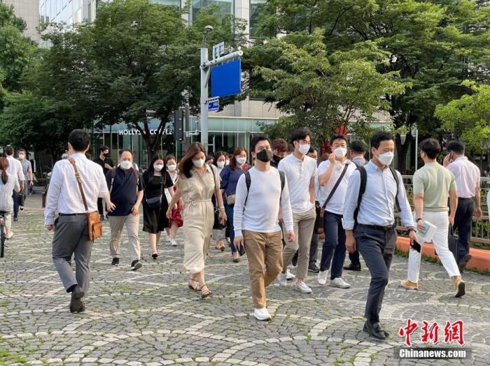 資料圖：韓國民眾過馬路。
