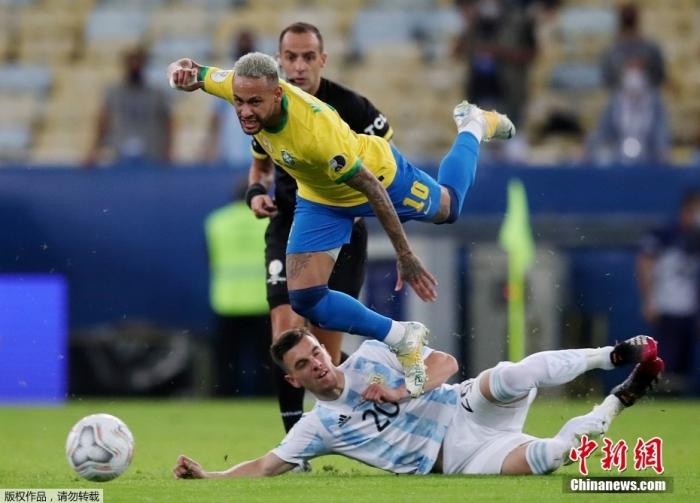 北京時間7月11日上午，在巴西進行的2021年美洲杯決賽中，憑借迪瑪利亞的進球，阿根廷隊1:0戰勝巴西隊獲得冠軍。在經歷一次次挫折后，梅西終于捧得了他在成年國家隊的首個杯賽冠軍。圖為內馬爾在比賽中。