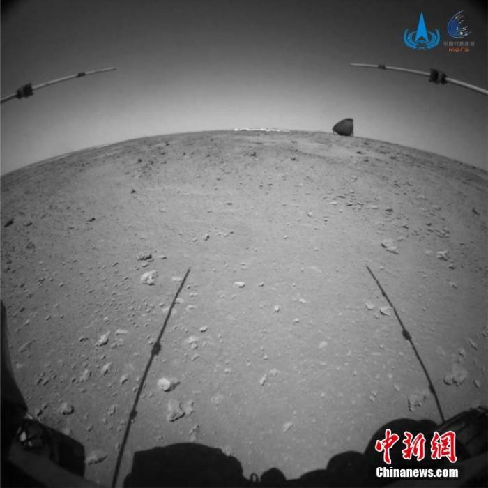 图为“祝融号”火星车在接近和驶离过程中，火星车前避障相机拍摄到的降落伞与背罩的图像。 <a target='_blank' href='http://www.chinanews.com/'>中新社</a>发 中国国家航天局 供图