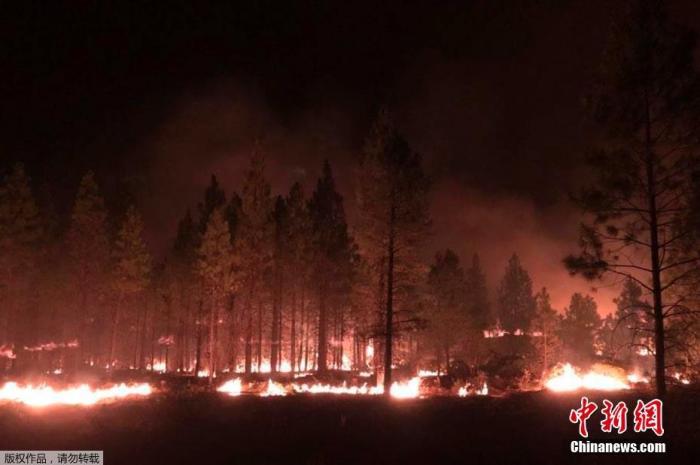 图为当地时间7月16日，美国俄勒冈州的山火。