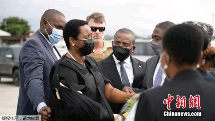 当地时间7月17日，海地首都太子港，海地遇刺总统莫伊兹的遗孀玛蒂·莫伊兹在接受治疗后回到海地，她在多名安全人员陪同下走下私人飞机，右臂用绷带吊着，身穿防弹衣。