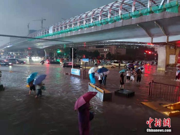 7月20日，河南出现持续性强降水天气，多地出现暴雨、大暴雨，部分地区出现特大暴雨。郑州市已提升防汛应急响应至I级，持续强降雨导致部分街道积水严重。中新社记者 阚力 摄