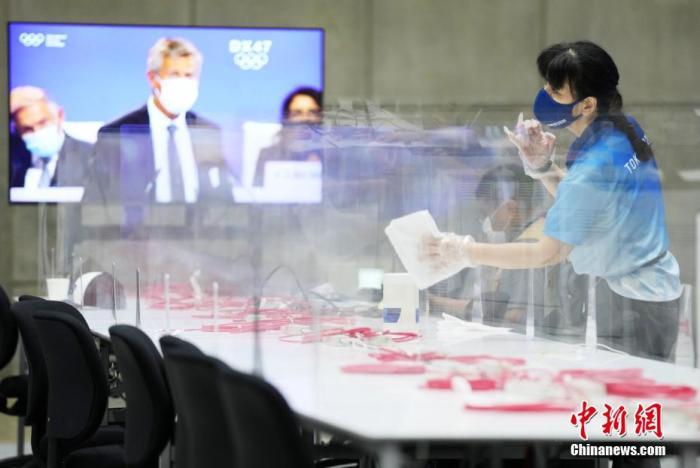 当地时间7月20日，一名工作人员在东京奥运主新闻中心的媒体工作区内进行消毒工作。 a target='_blank' href='http://www.chinanews.com/'中新社/a记者 韩海丹 摄