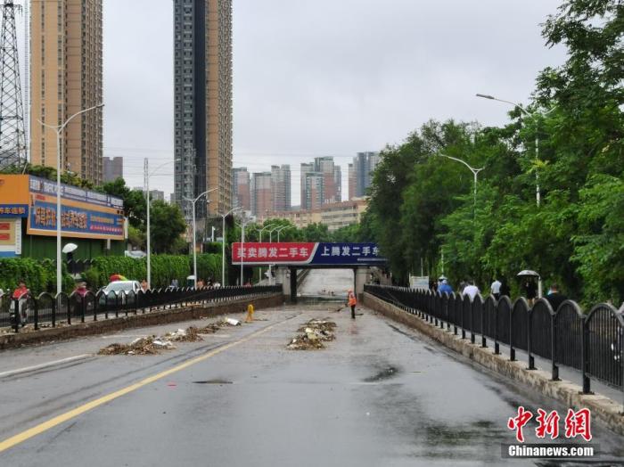 7月21日，河南，郑州暴雨第二日，经过一夜的抢险救援积水路段的积水明显下降，但街头仍有多处积水严重。图为洪水消退后的郑州街头。中新社记者 李贵刚 摄