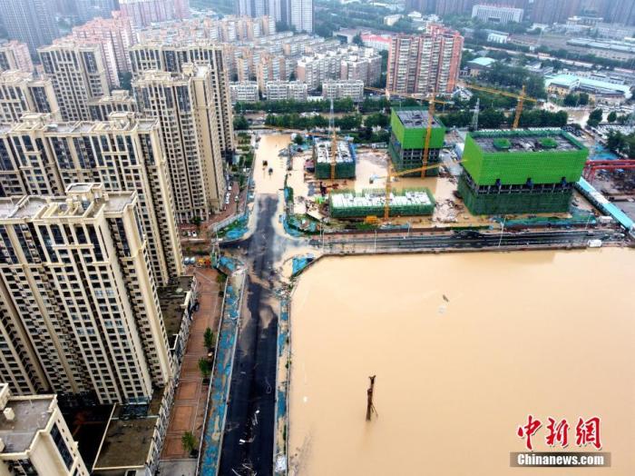2021年7月21日，遭受暴雨袭击的河南省郑州市主城区。近日，郑州出现罕见的持续强降水天气过程，全市普降大暴雨、特大暴雨，并引发洪灾。 /p中新社发 王中举 摄 图片来源：CNSPHOTO